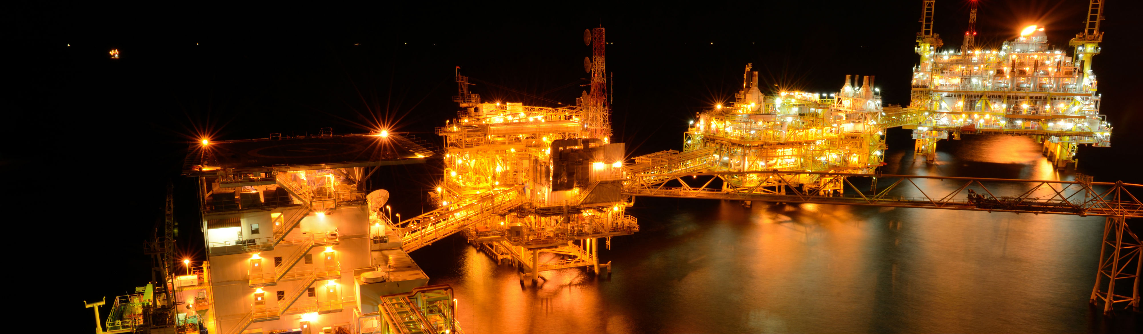 bigstock-The-Large-Offshore-Oil-Rig-At--48033737.2.jpg